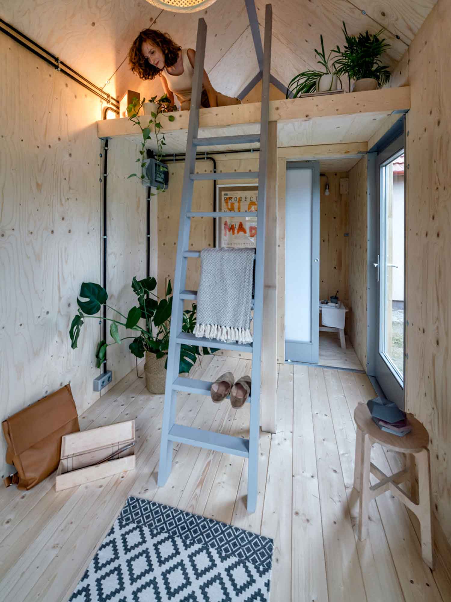 hello-wood-cabin-interior