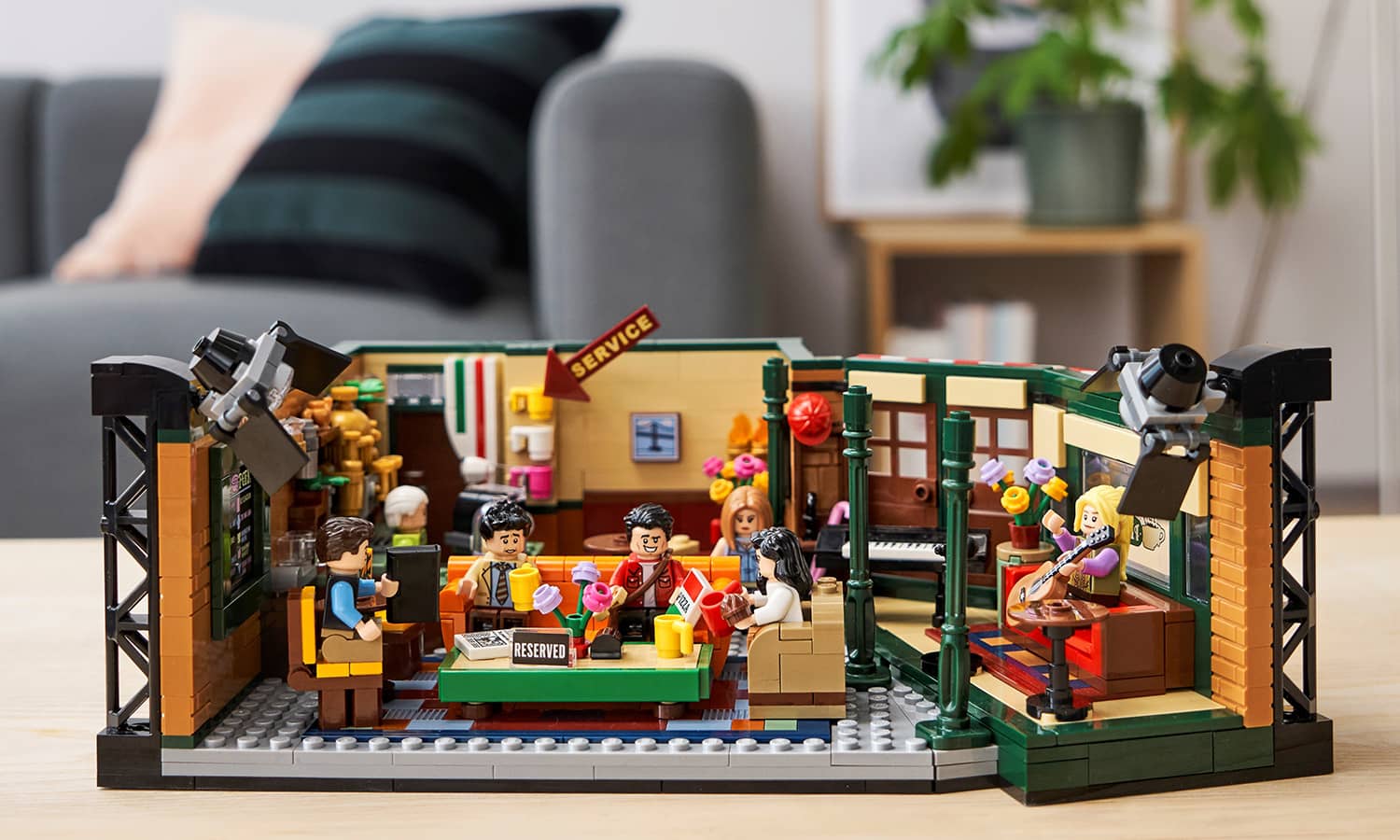 Stædig bagagerum skipper This 'Friends' Central Perk LEGO Set Comes Complete with Gunther — The Latch