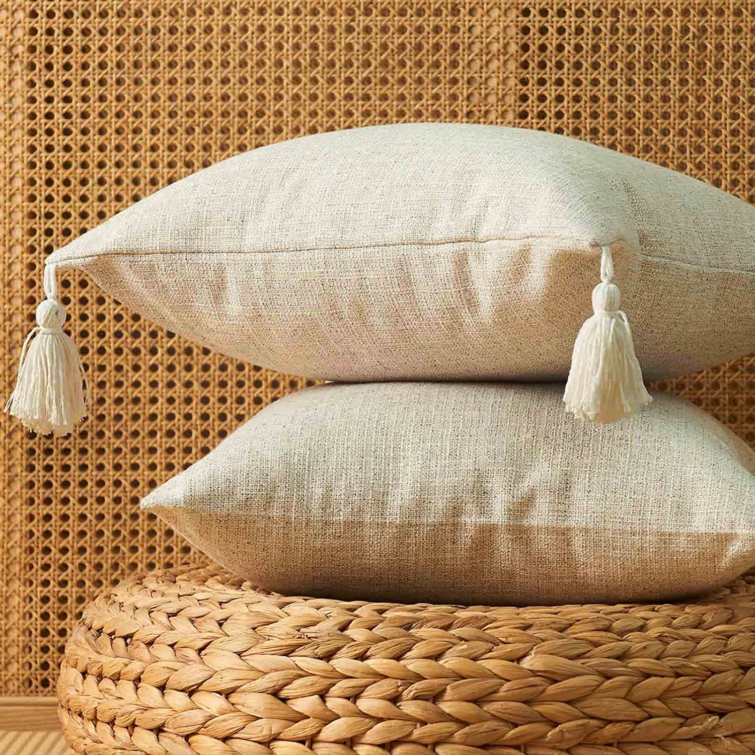 Throw pillow fringed