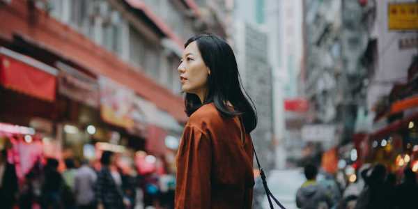 woman travelling in large city