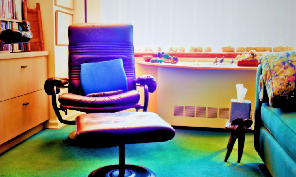 An image showing a therapists office to illustrate how psychedelic therapy works