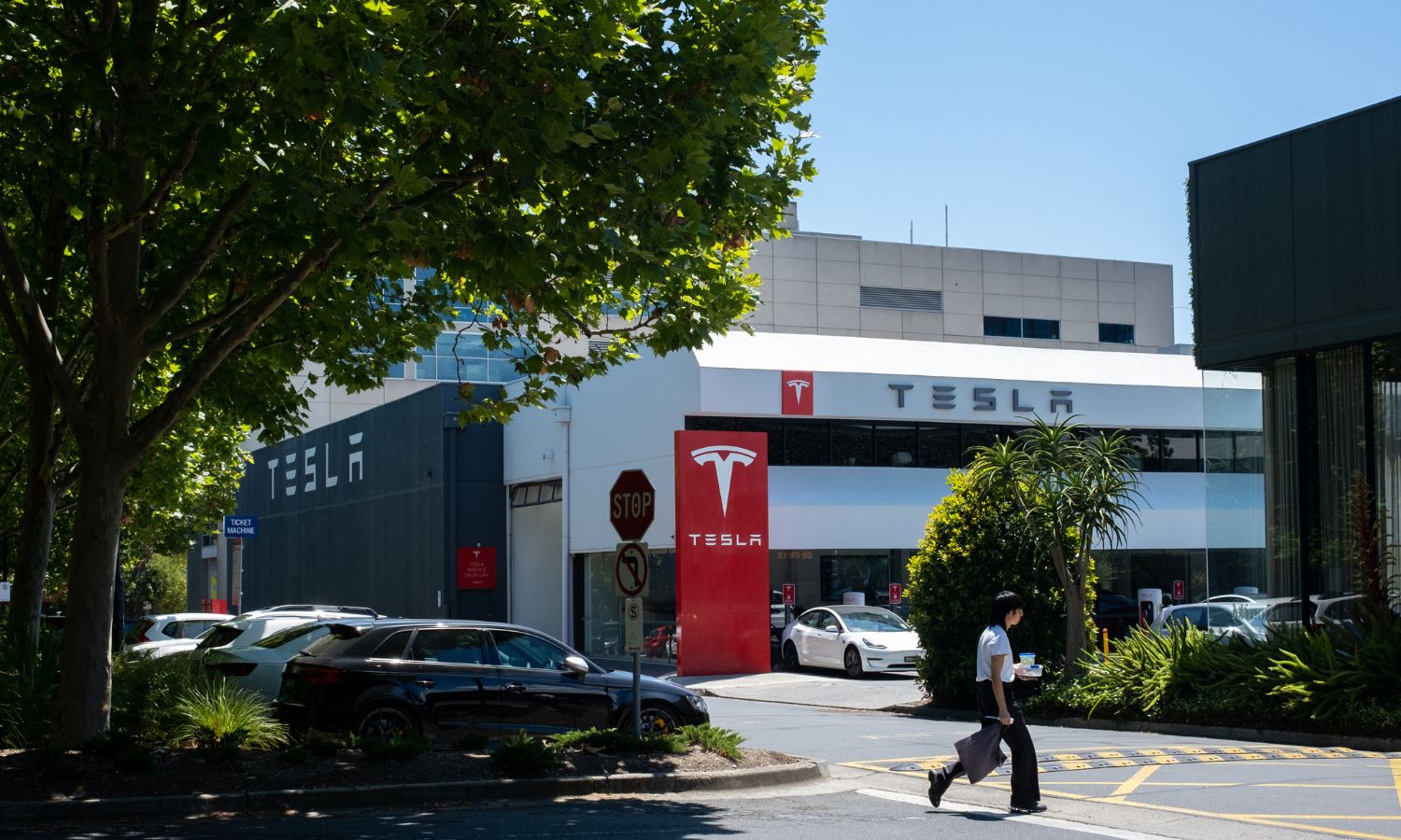 An image showing a Tesla store in Melbourne selling Ev cars Australia