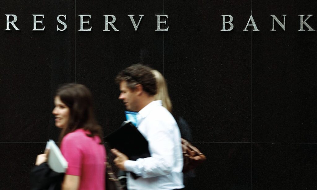 An image showing people walking past the Reserve Bank of Australia, the place that sets the cash and interest rates.
