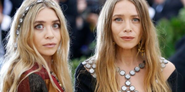 An image of mary kate and ashley olsen, people who can predict your death but not with ai