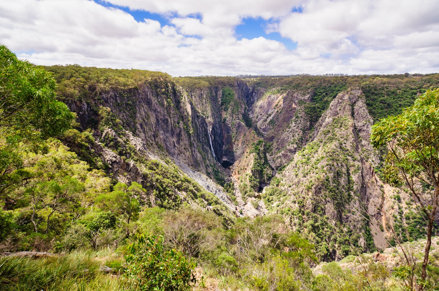 Wollomombi Falls is a plunge waterfall in the Oxley Wild Rivers National Park along the Waterfall Way - Hillgrove, NSW, Australia