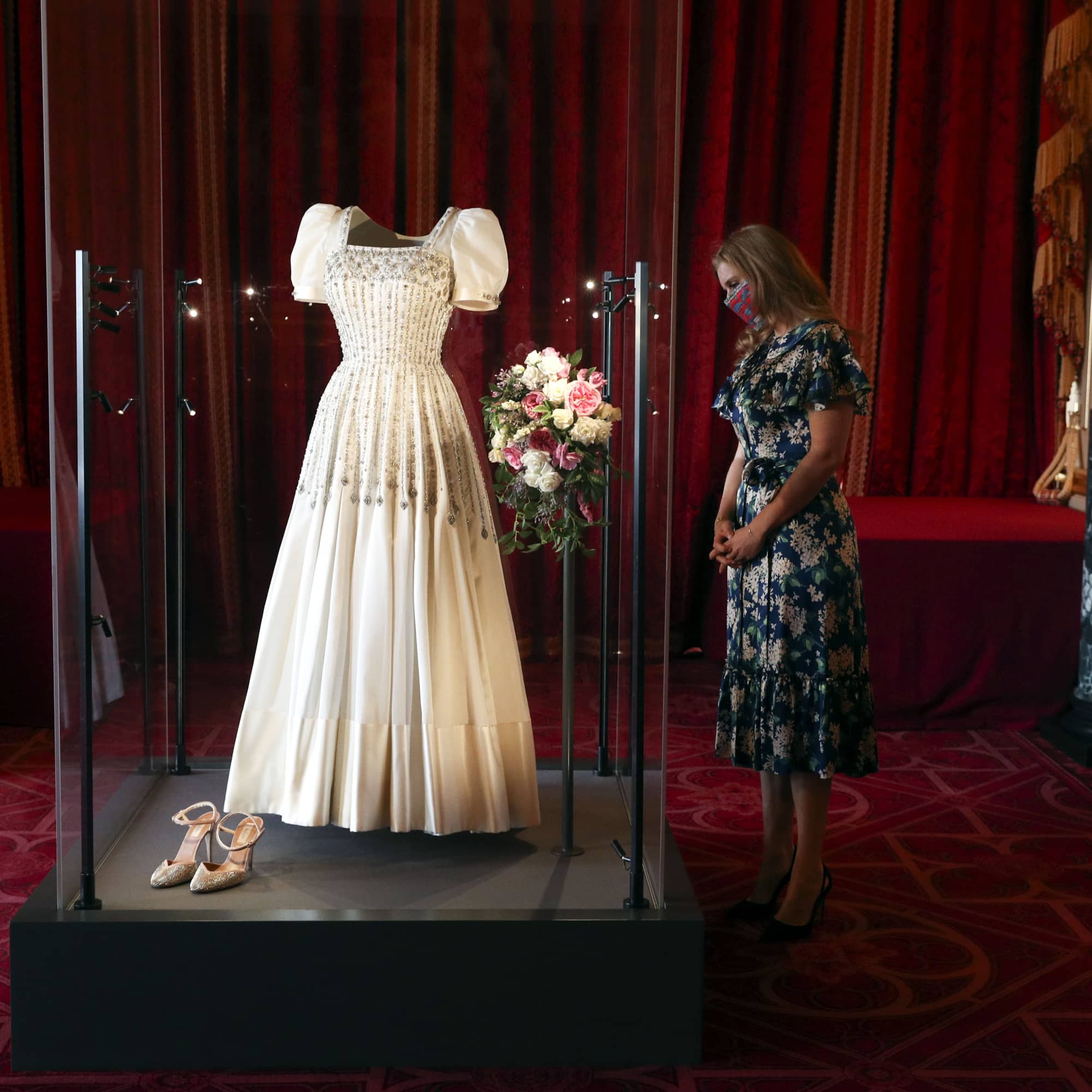 Princess Beatrice S Wedding Dress Loaned By The Queen Is On Display At Windsor Castle