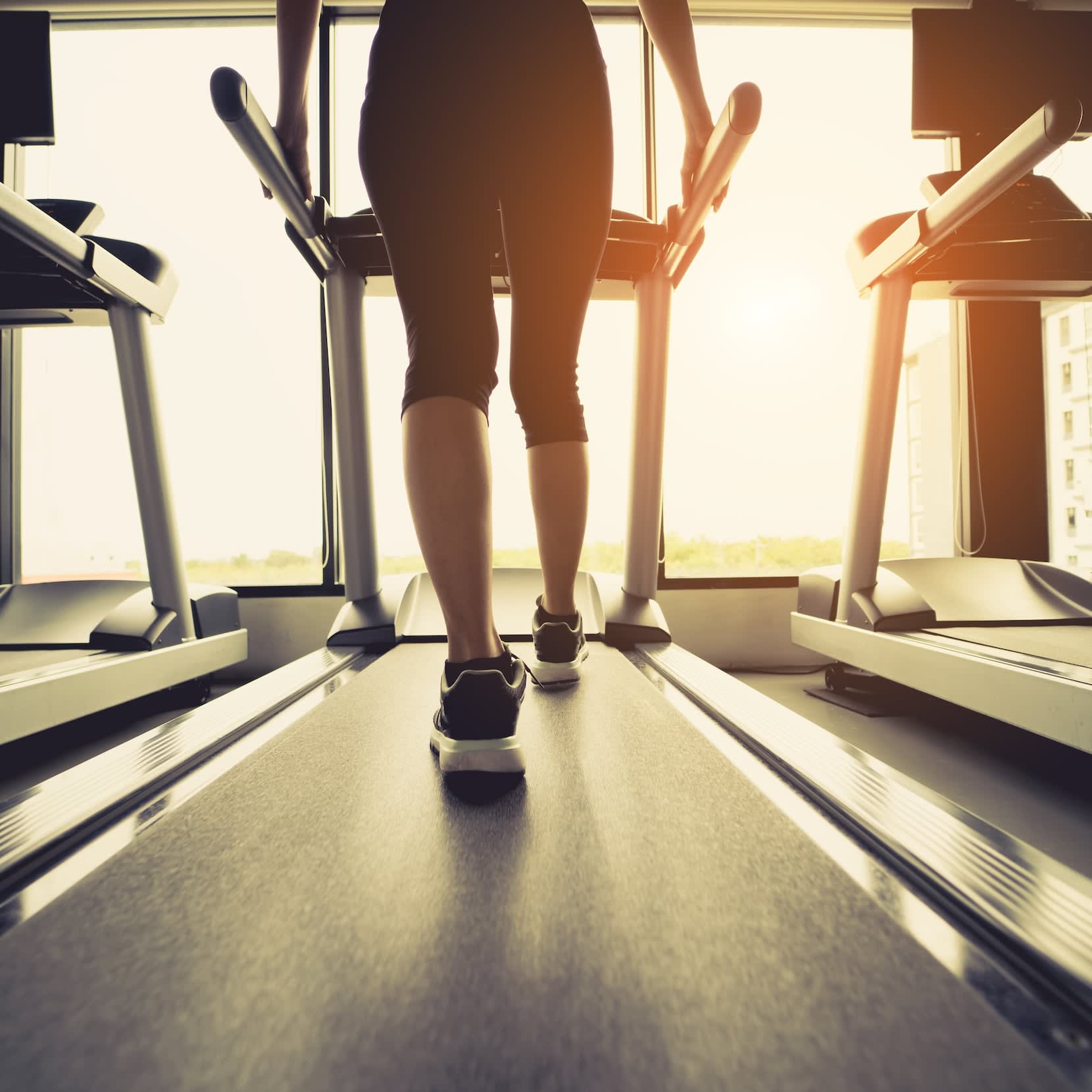 Does Walking On An Incline Hurt Your Knees