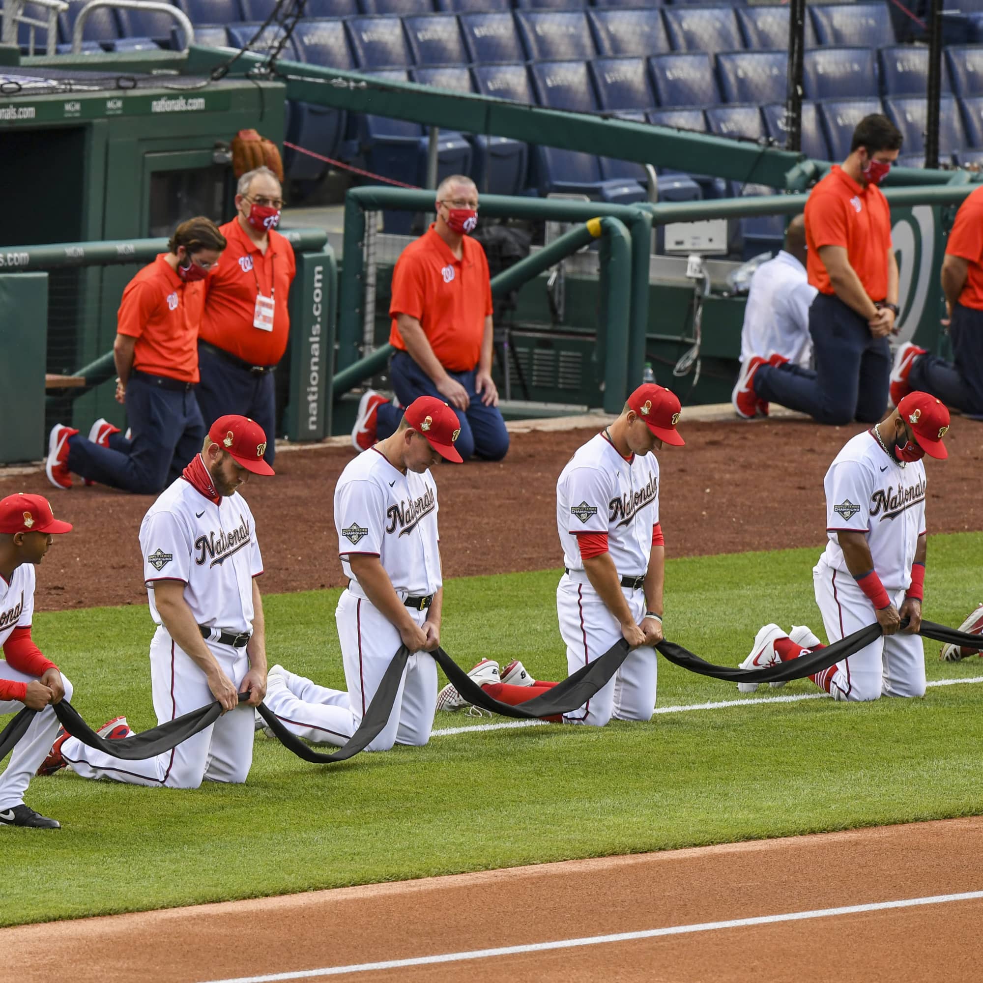 MLB Opening Day: Yankees, Nationals players kneel before national